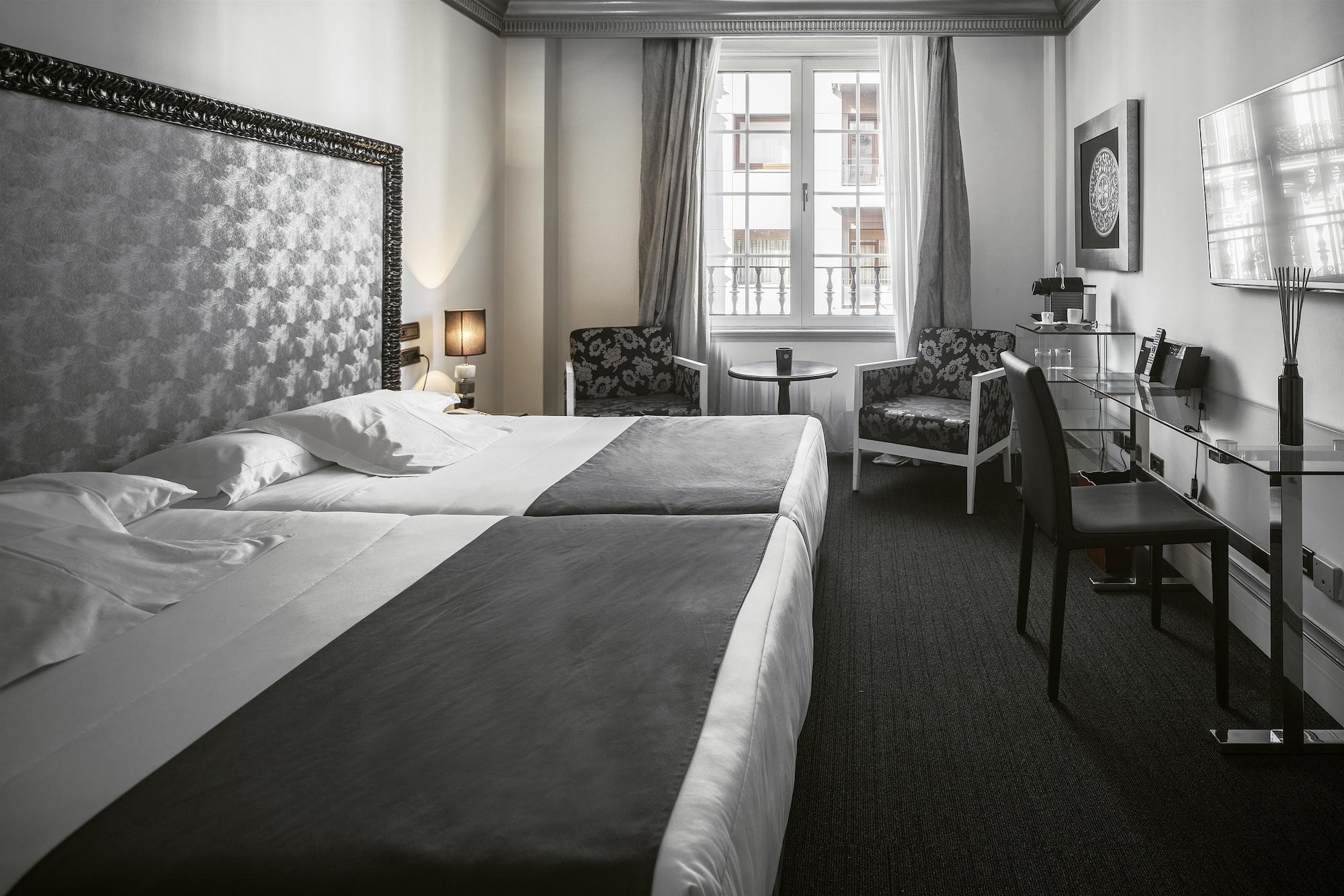 호텔 로페스 데 하로 빌바오 외부 사진 A room at Hotel Gran Vía