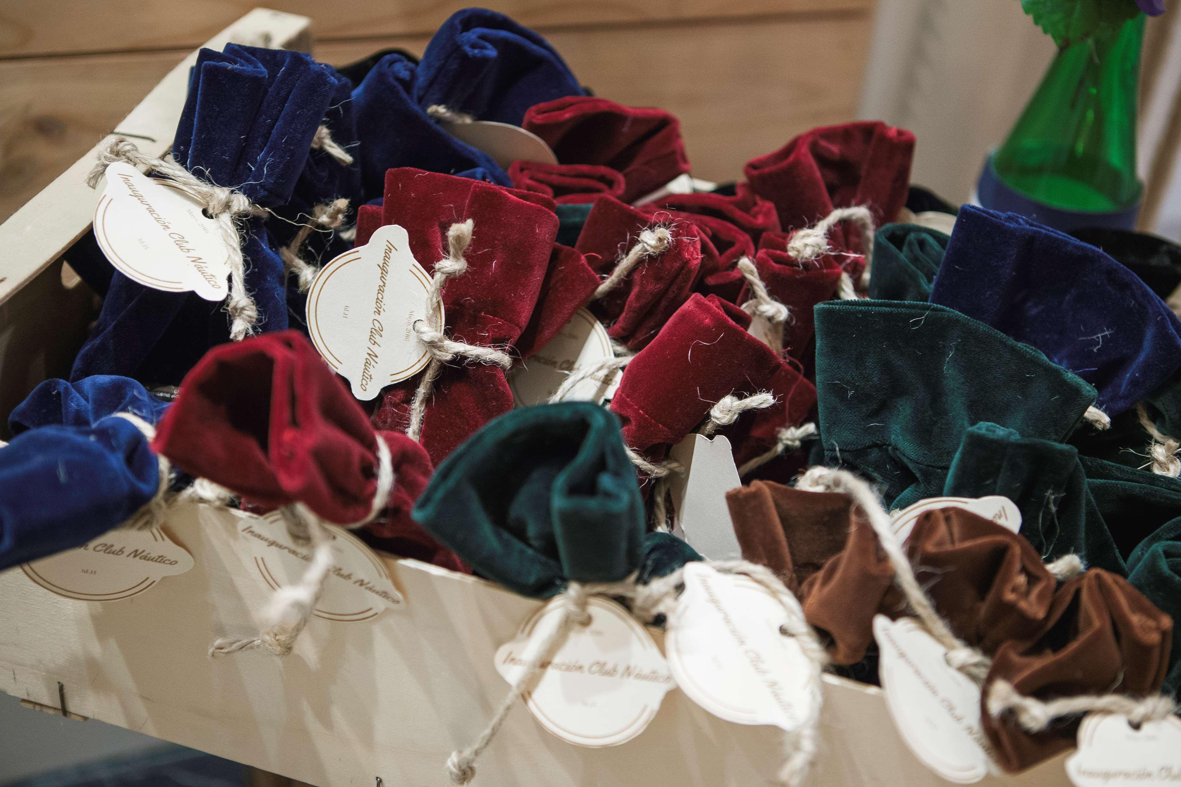 호텔 로페스 데 하로 빌바오 외부 사진 A selection of velvet pouches