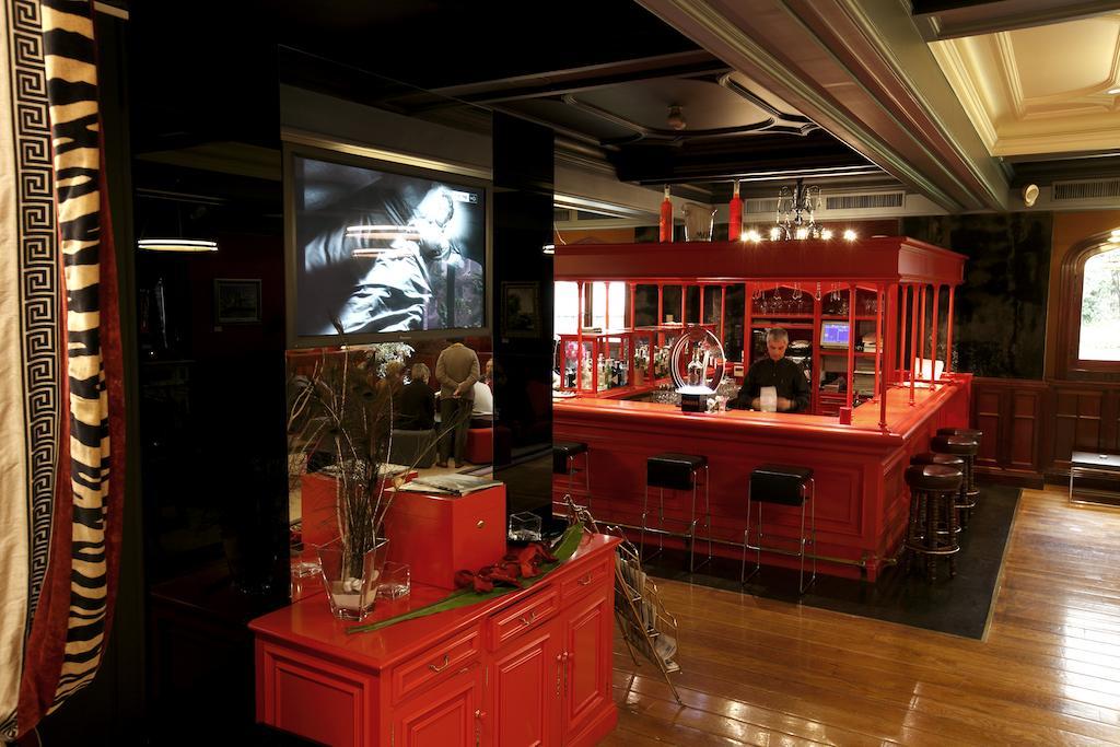 호텔 로페스 데 하로 빌바오 외부 사진 The bar at the Hong Kong branch of the Mandarin Oriental