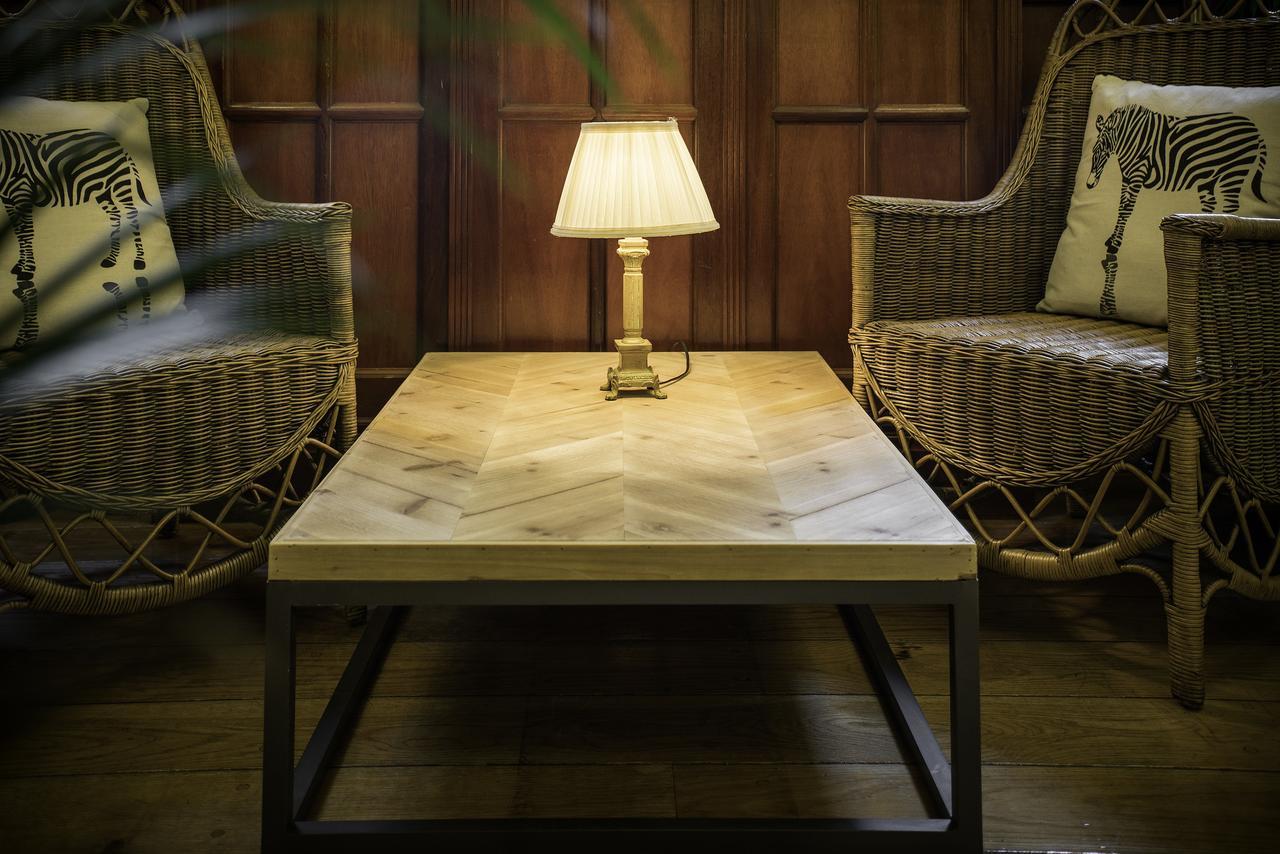 호텔 로페스 데 하로 빌바오 외부 사진 A table made from a slab of kauri wood